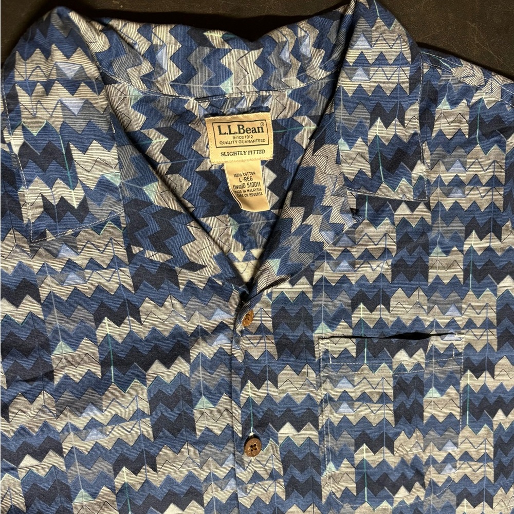 L.L. Bean Shirt Mens Large Blue Chevron Tropics Hawaiian Button Up Traditional